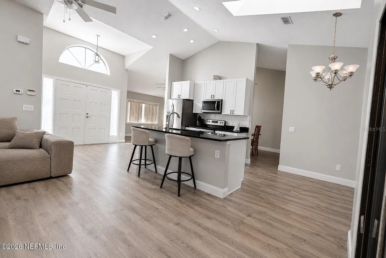 3 bed, 2.0 bath, 2196 sqft, $3,800 — Photo 4