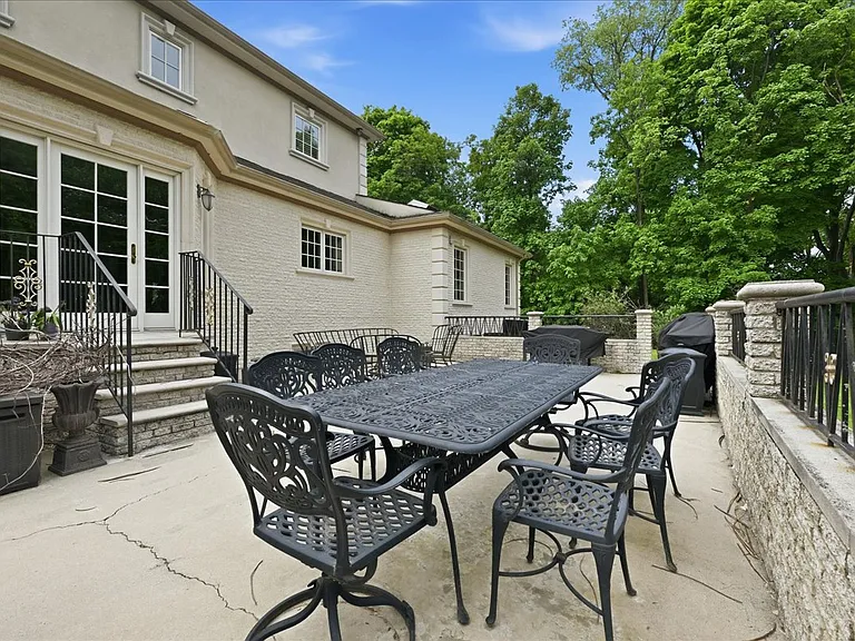31 Cornwall Ln — Photo 38