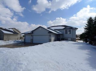 38463 Coventry Dr, North Branch, MN 55056