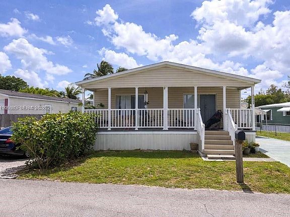 3rd image of 11846 Watergate Cir