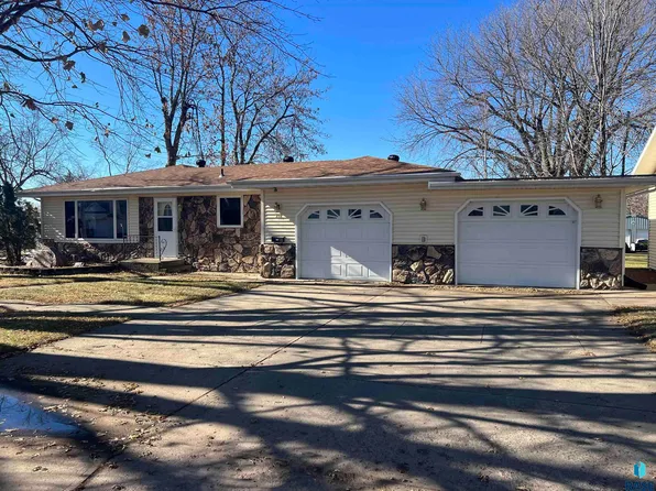 212 S Church Ave, Hills, MN 56138