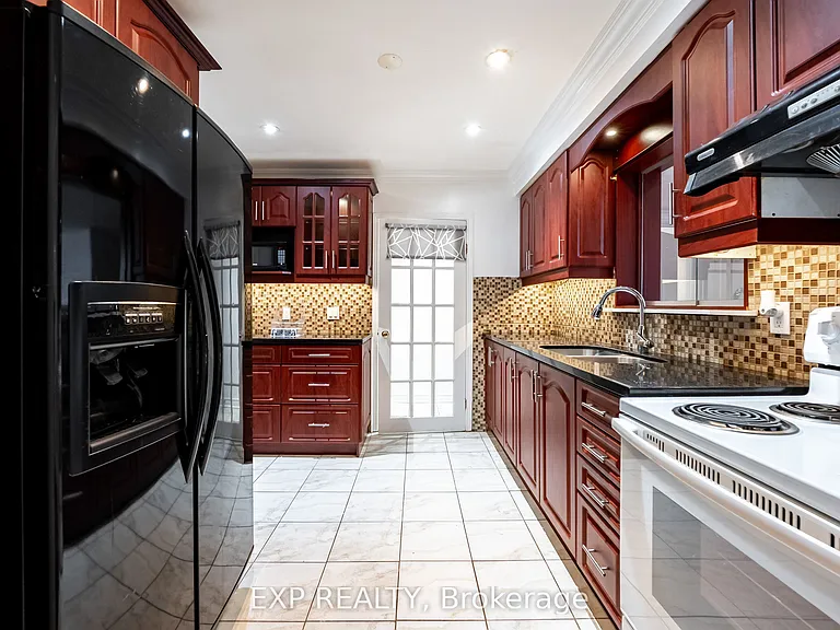 28 Lakeland Cres — Photo 11