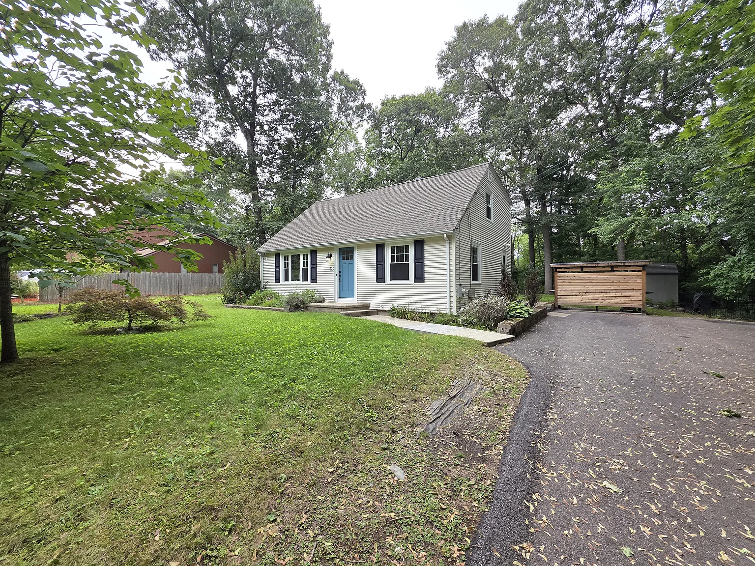  73 Posnegansett Ave House 3b/2b Updated! Yard Laundry Dogsok Spacious — Photo 1