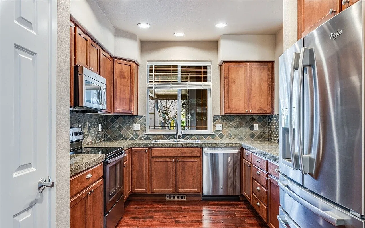 3 bed, 2108 sqft, $2,795 — Photo 4