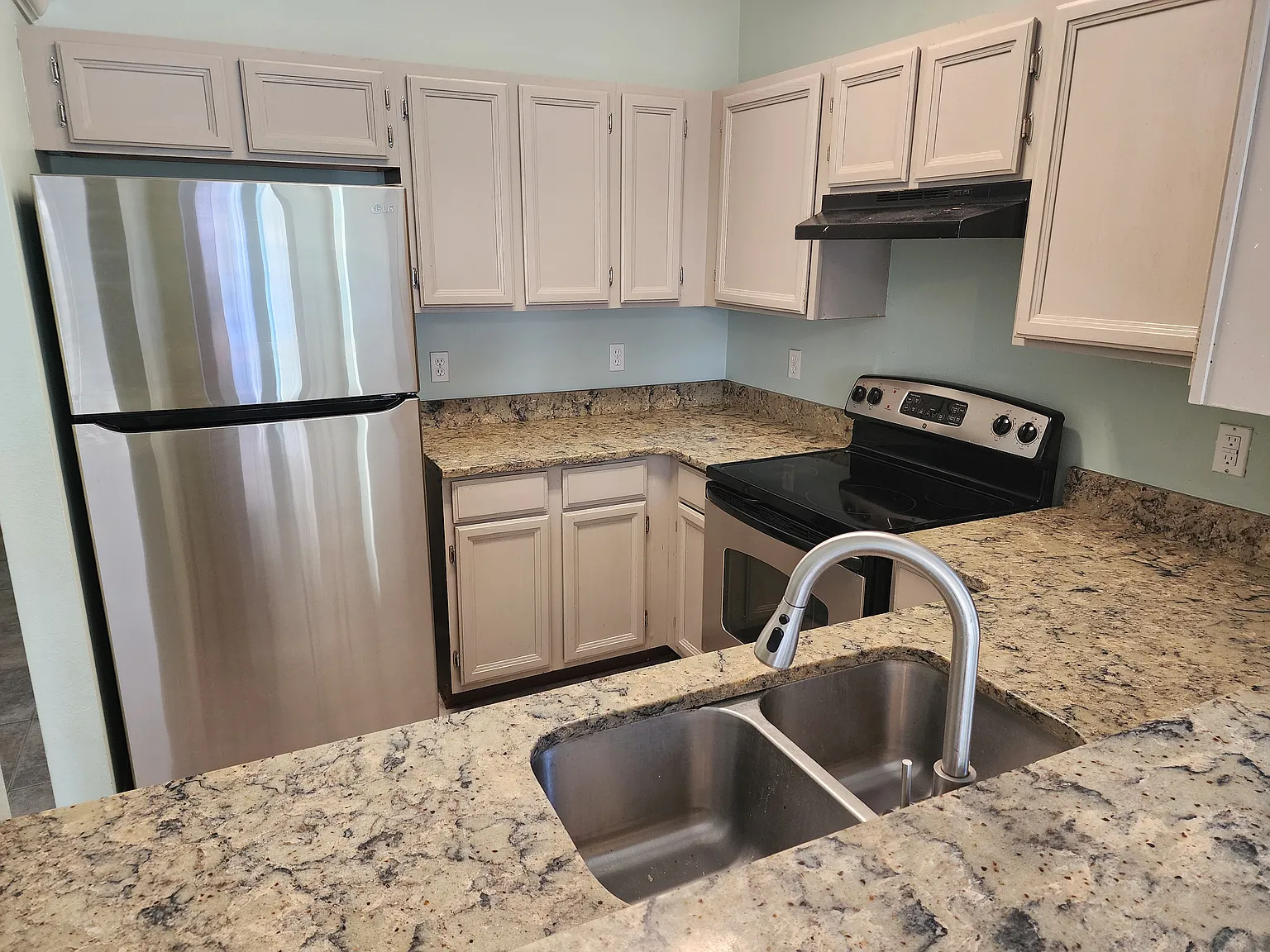 3 bed, 1114 sqft, $2,050 — Photo 2