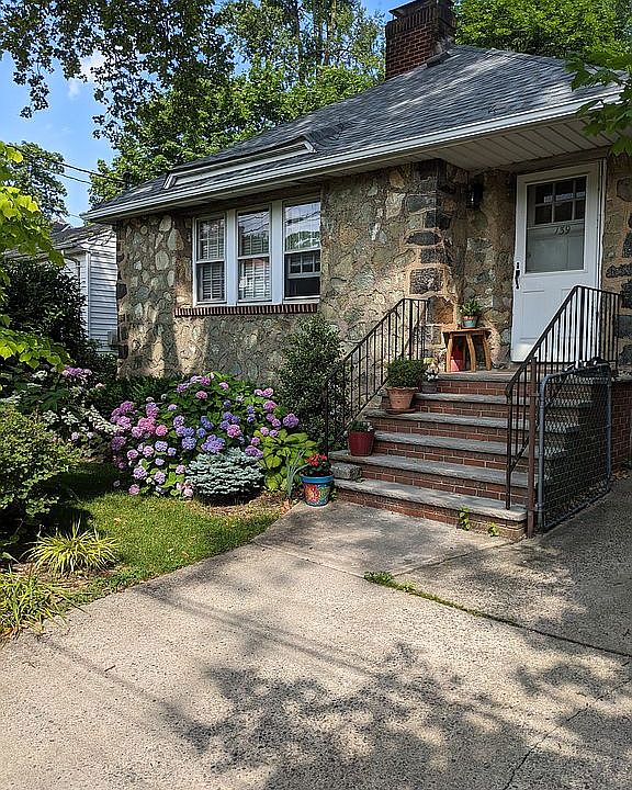 1st image of 139 Hillcrest Ter