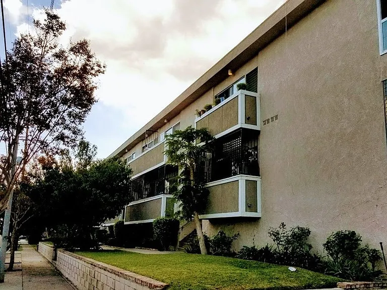 1 Month Free! Renovated Units in Central Van Nuys — Photo 9
