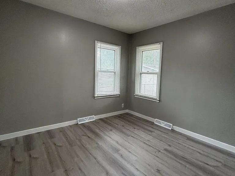 806 W Kansas St — Photo 6