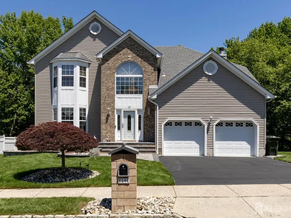 19 Trish Ct, Matawan, NJ 07747
