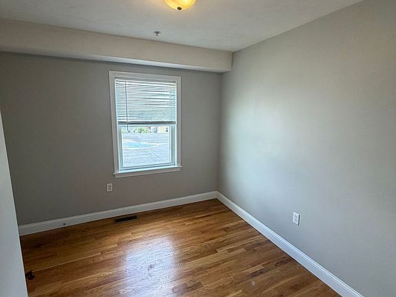 3rd image of 462 Fletcher St APT 3