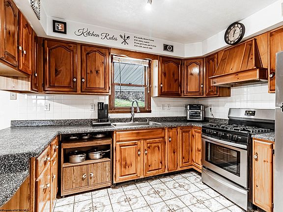 3rd image of 210 Rosedale Hill Rd