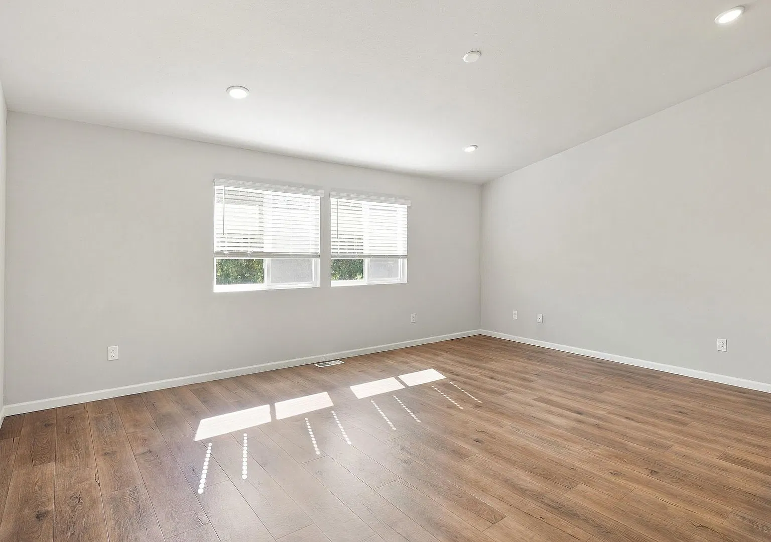 1 Month FREE Rent! Applied to Your First Full Month. Terms & Conditions Apply. — Photo 3