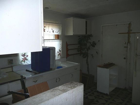 5th image of 915 Cedar St