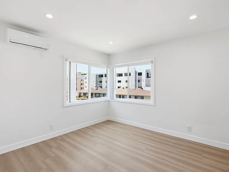 4321 Saugus Ave — Photo 15