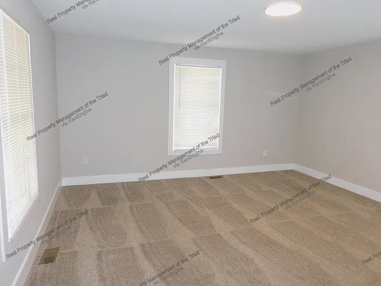 936 Albert St — Photo 11