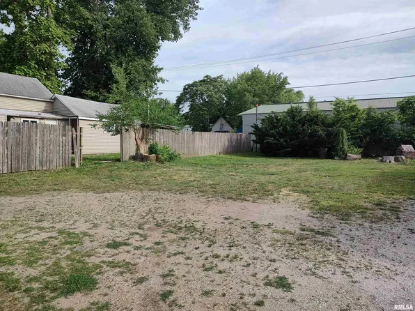 518 Caroline St, Pekin, IL 61554