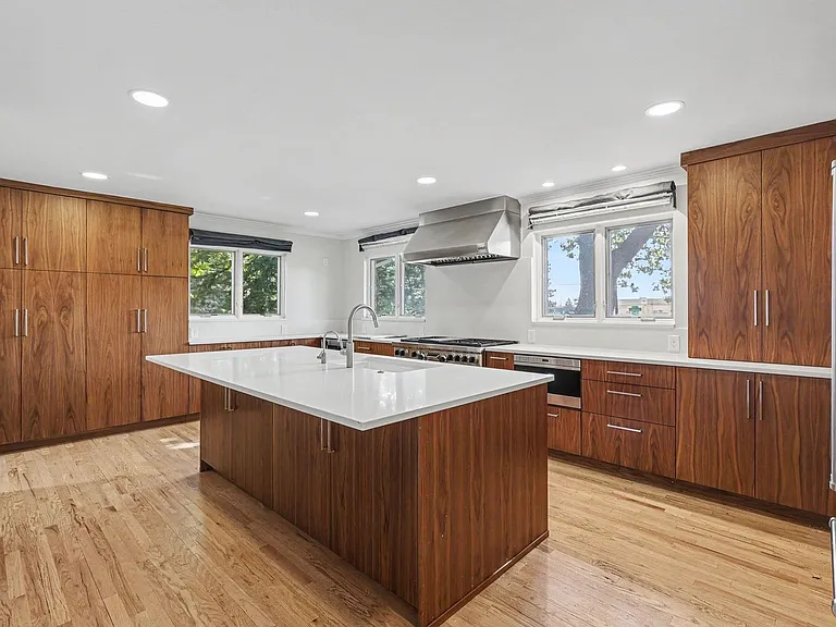 905 S Harrison St — Photo 2