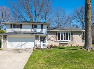6273 Winchester Dr, Seven Hills, OH 44131