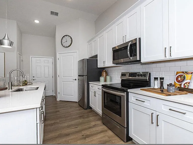 Riverwood Apartments — Photo 11