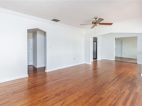 4th image of 942 Garden Dr
