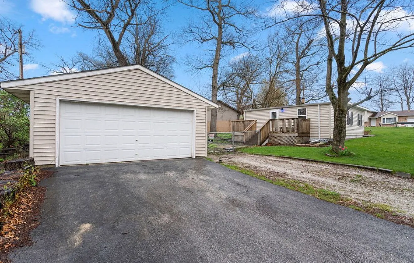 3 bed, 1035 sqft, $2,000 — Photo 2