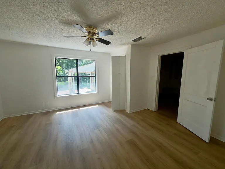1603 E Main St — Photo 18