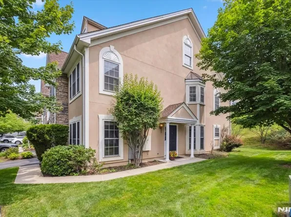 66 Spruce Ln, North Haledon, NJ 07508