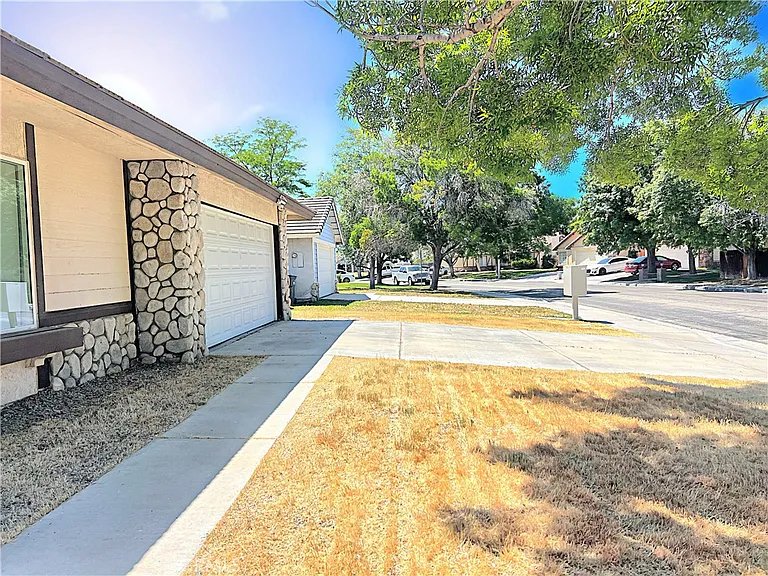2826 San Ramon Dr — Photo 3