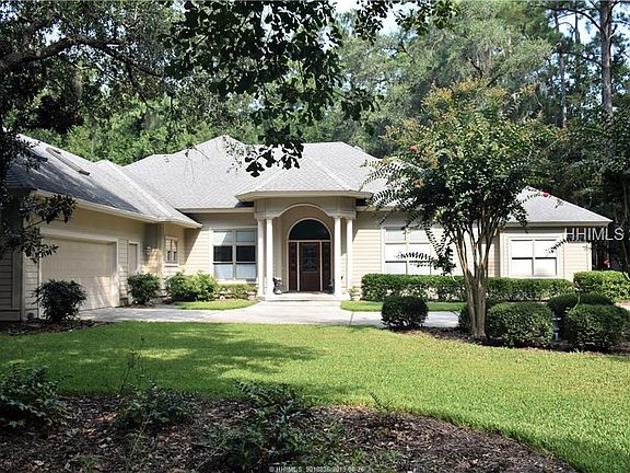3rd image of 19 Crooked Pond Dr