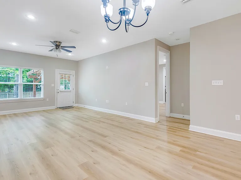 557 Valparaiso Pkwy — Photo 9
