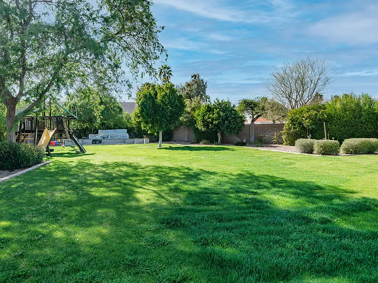 7417 E Paradise Dr — Photo 60