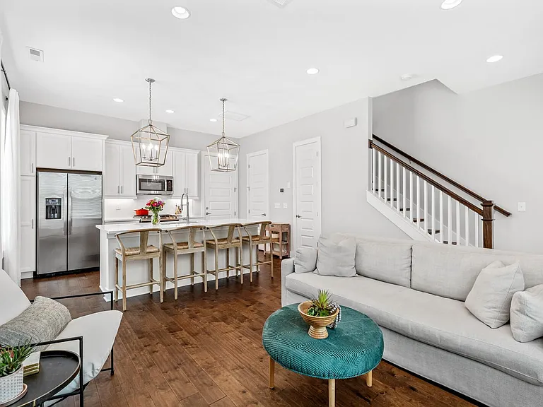 527 Vernon Cir — Photo 3