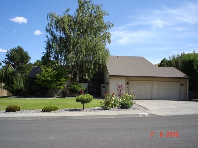 Great Curb Appeal!