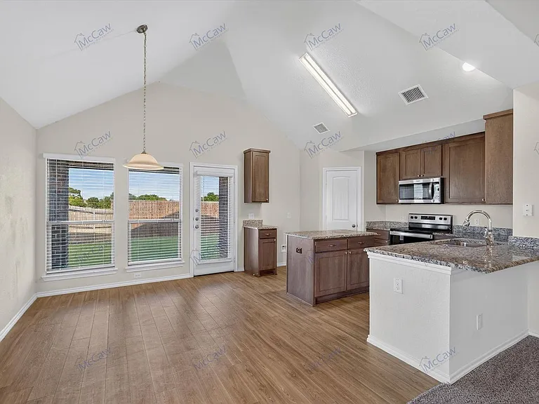 324 Greenhaven Dr — Photo 6