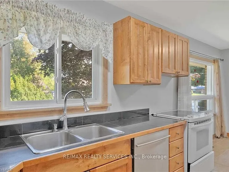 675 Inverness Ave — Photo 4