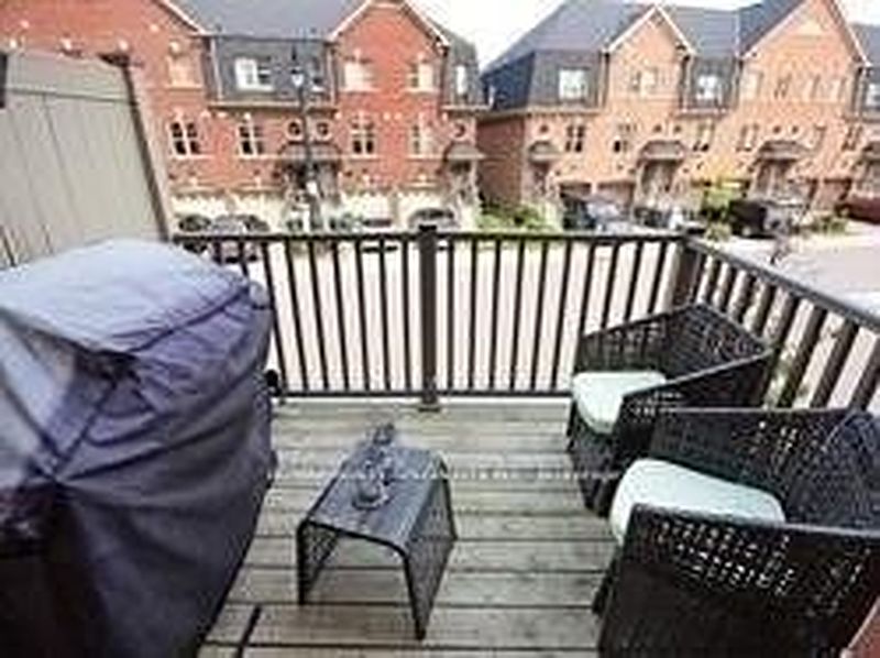 Brampton Townhouse for rent - 3 Bedrooms — photo 3