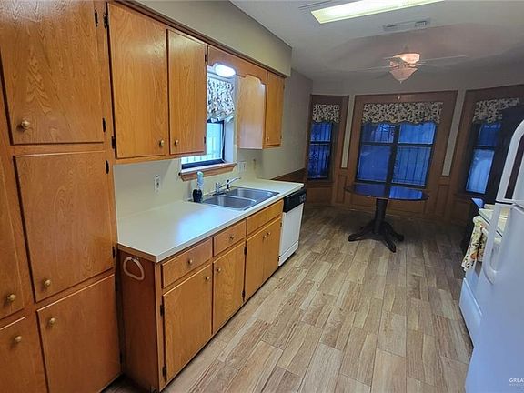 5th image of 2304 Wysteria St
