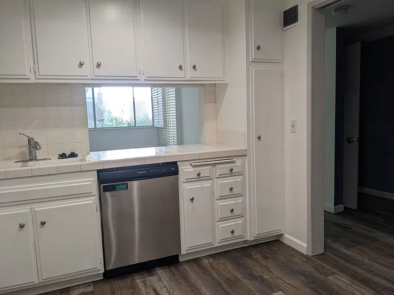 211 S Wilson Ave — Photo 16