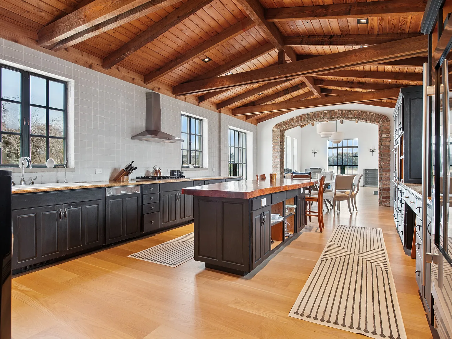 Epic Sagaponack Estate — Photo 3