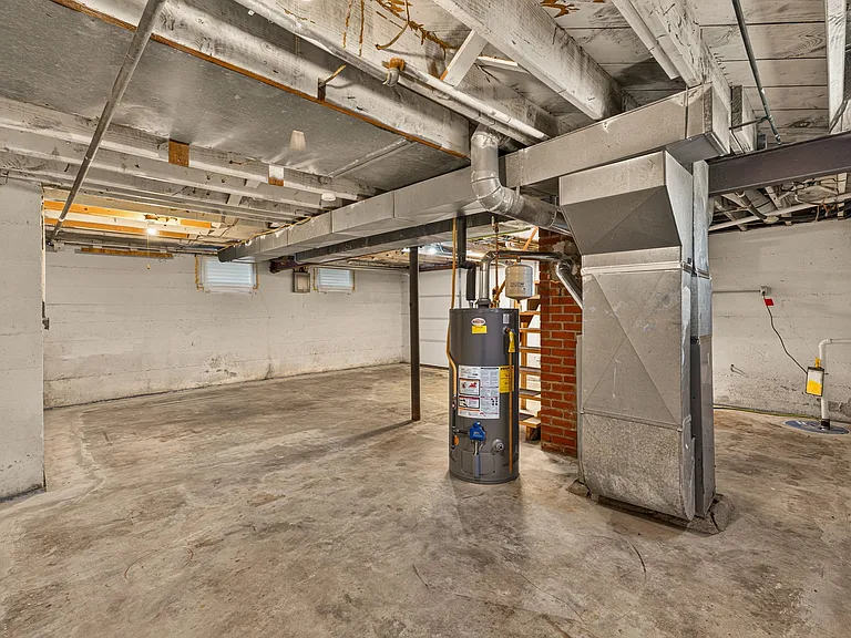 1404 E Elm St — Photo 16