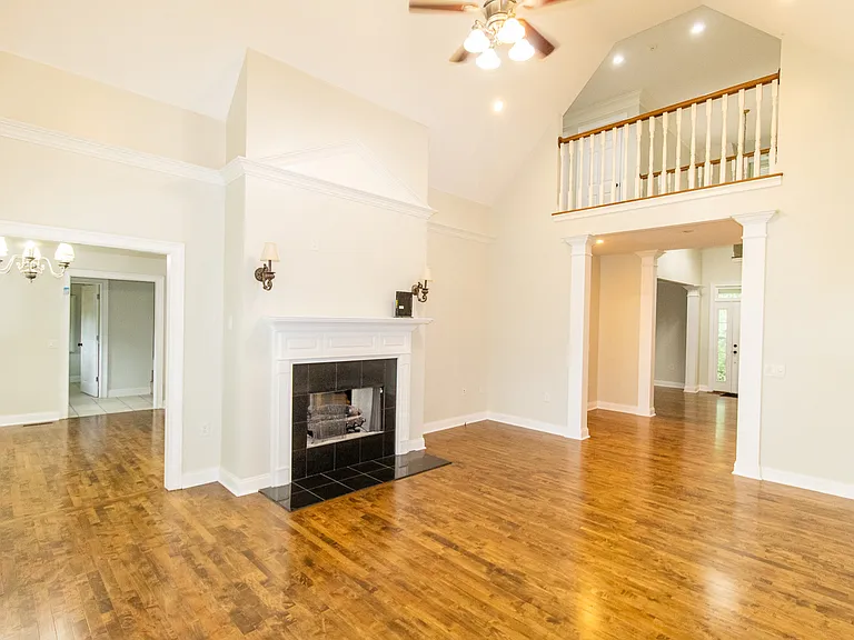 906 Monarch Cir — Photo 32