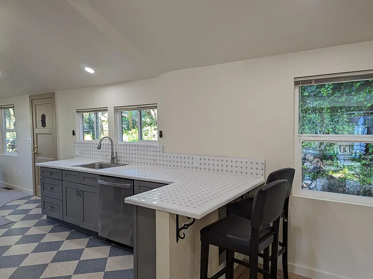 566 Live Oak Ln — Photo 3