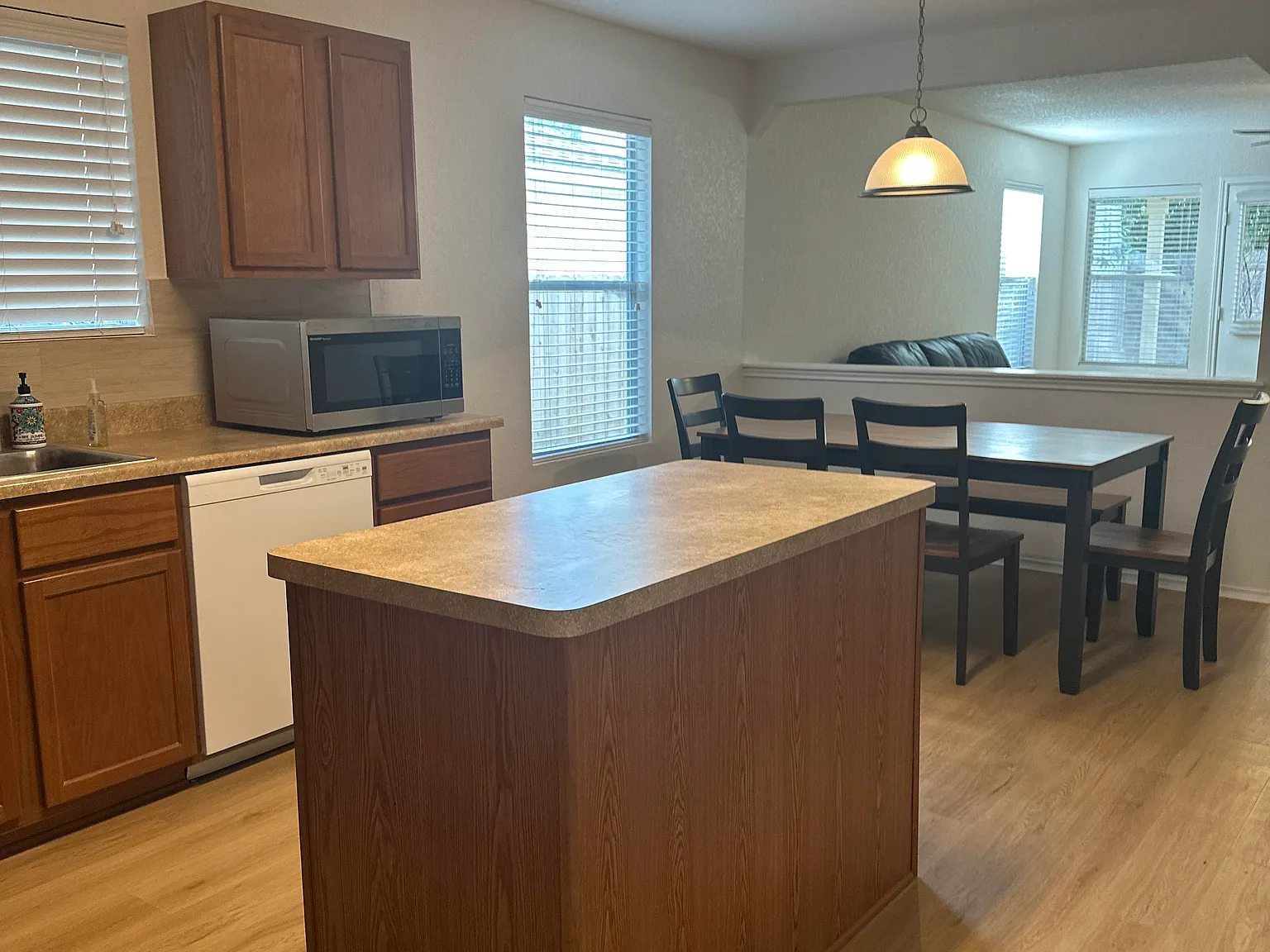 3 bed, 1672 sqft, $1,000 — Photo 2