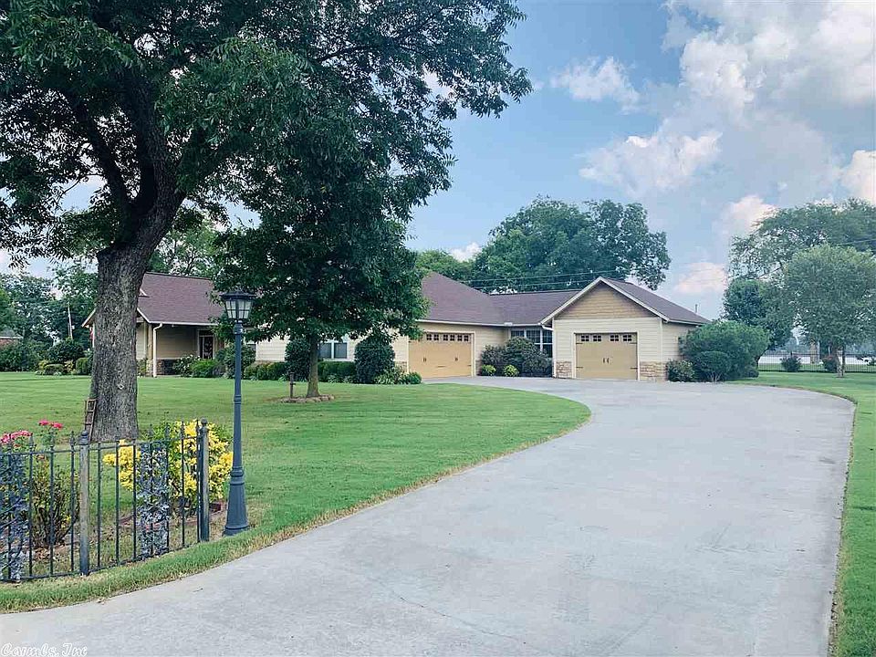 1st image of 105 Lakeside Ct
