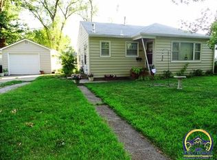 2537 SW Shunga Dr, Topeka, KS 66611