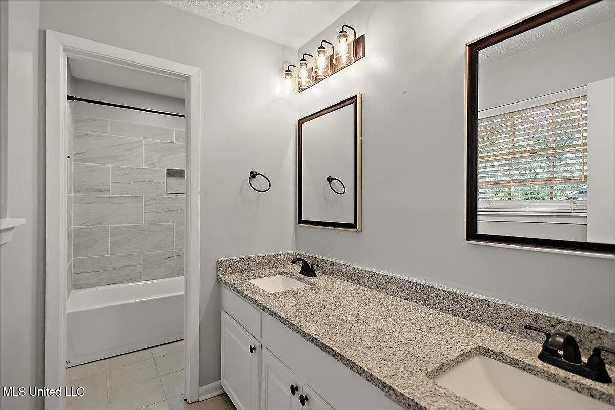 3 bed, 2.0 bath, 1926 sqft, $2,600 — Photo 4
