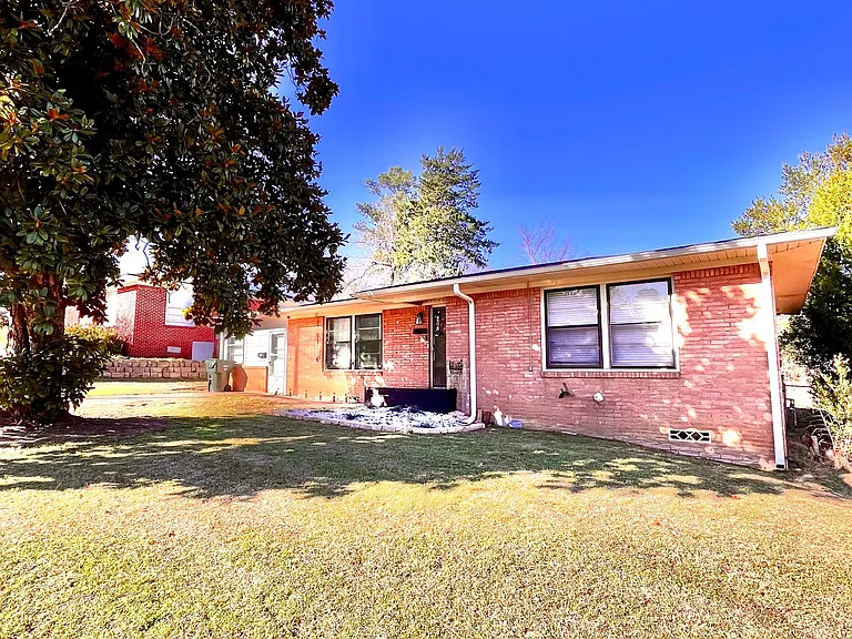 1422 Marian St — Photo 1