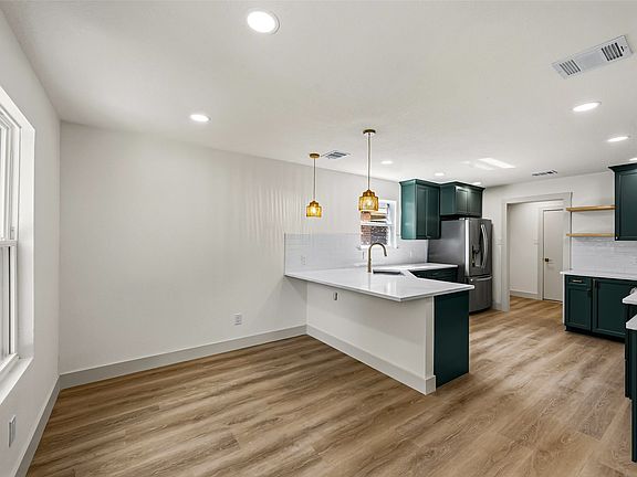 4th image of 4855 Waterford Dr