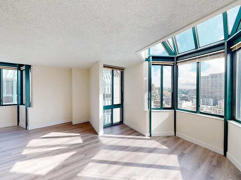 Trinity Towers Apartments — Photo 28