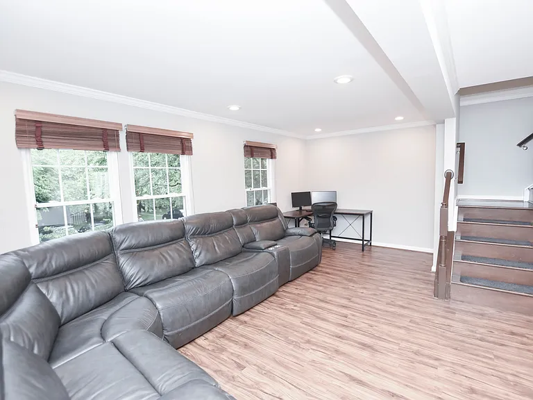 109 Shirley Sq SE — Photo 8